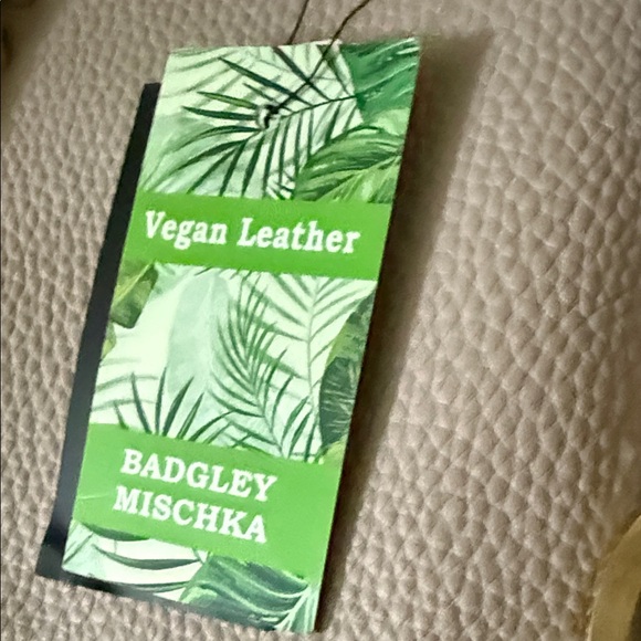 Bagdley Mischka Chic Beige Leather Shoulder Bag with Gold Chain - Picture 4 of 13